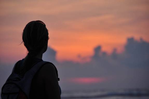 Admirando o mágico pôr-do-sol e o céu colorido de 50 tons de laranja no Parque Nacional Corcovado, na Península de Osa, no sul da Costa Rica